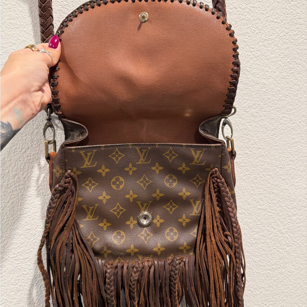 Elegant Brown Crossbody Bag with Fringe - Picture 3 of 3